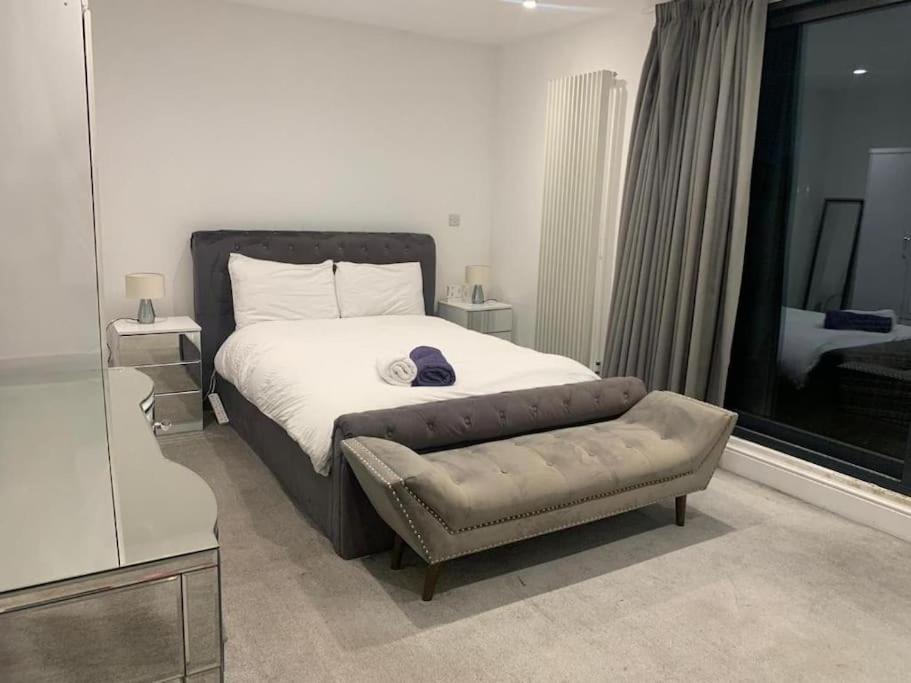Modern Large 2 Bed Near Station Apartamento *
