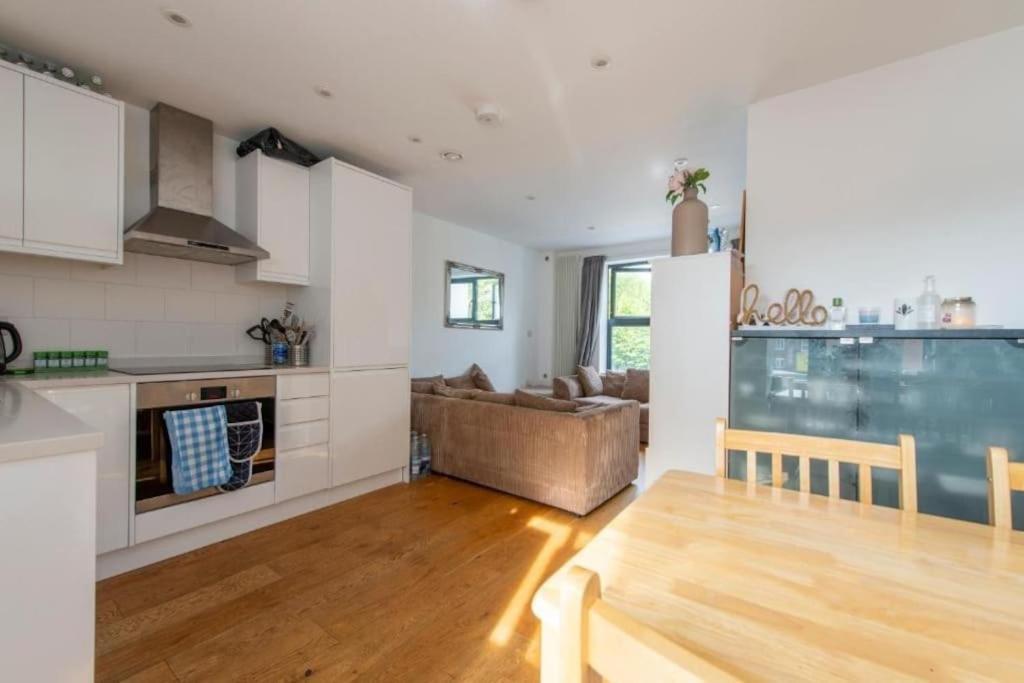 Modern Large 2 Bed Near Station Apartamento Londres