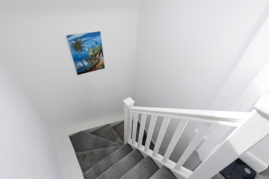 Modern Large 2 Bed Near Station Apartamento *